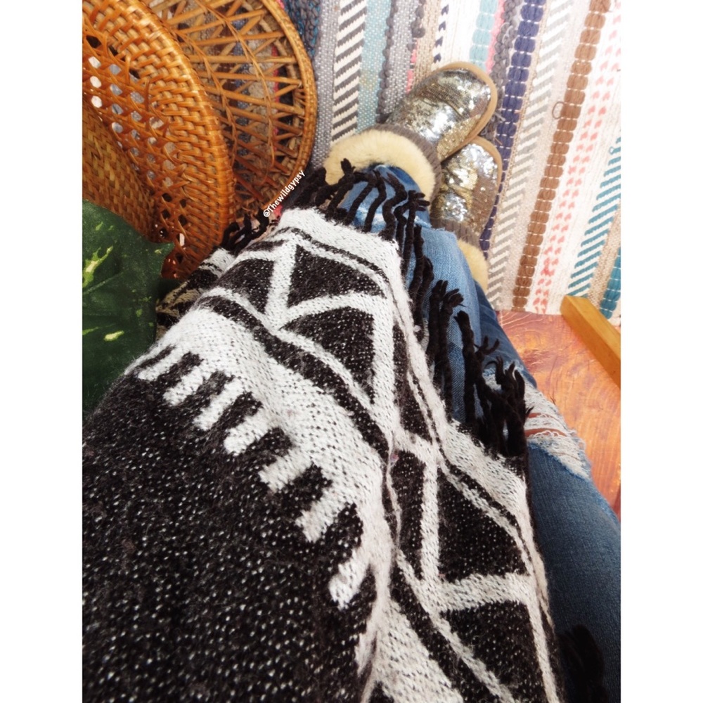 Reversible western boho aztec fringe kimono 🍂 - Picture 5 of 6